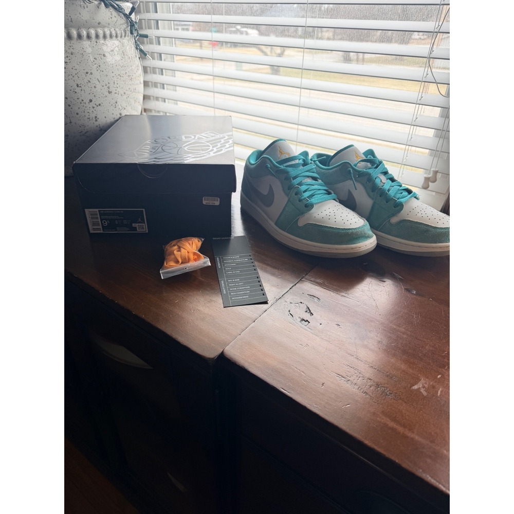 Jordan 1 Low SE New Emerald White Taxi Mens Size 9.5 DN3705-301 Sneakers